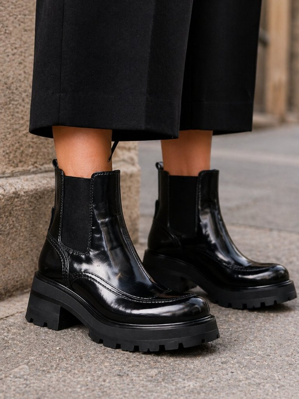 Alexander McQueen Wander Chelsea Boots Lug Sole Black